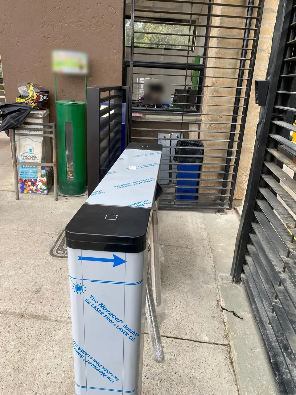 Molinetes de control de acceso peatonal recién instalados en la portería de una sede