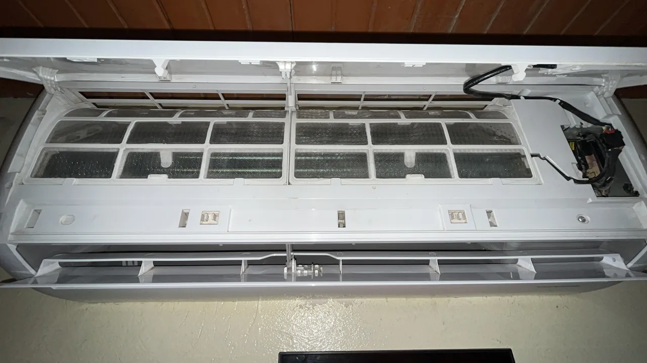 Evaporadora de aire acondicionado con la tapa abierta y los filtros a la vista antes de la limpieza