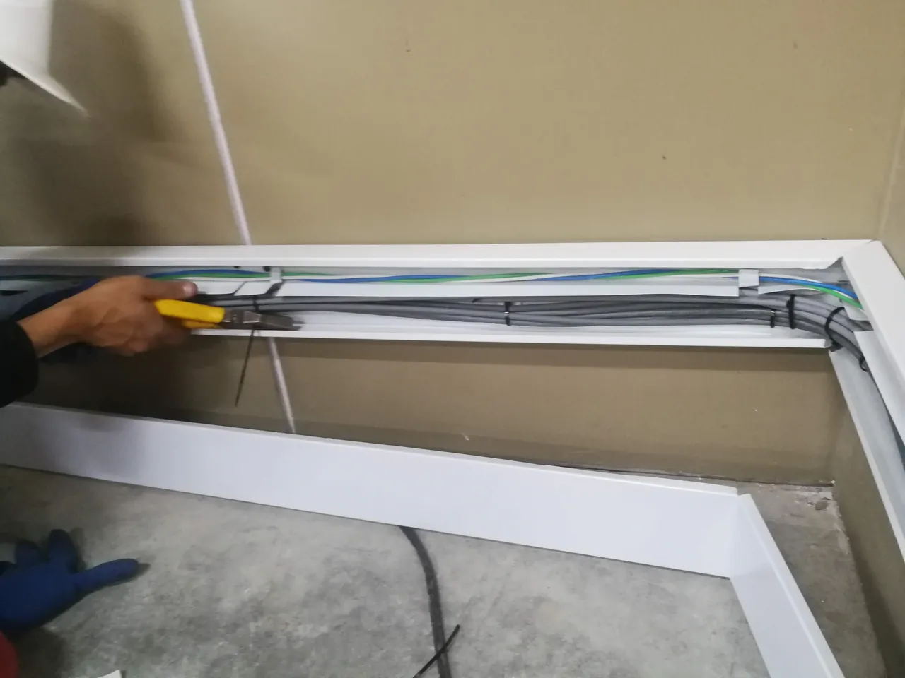 Instalación de canaleta perimetral con cables de datos y eléctricos separados