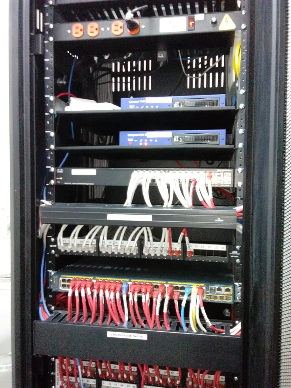 Rack de comunicaciones entregado con patch panels rotulados y patch cords organizados por servicio
