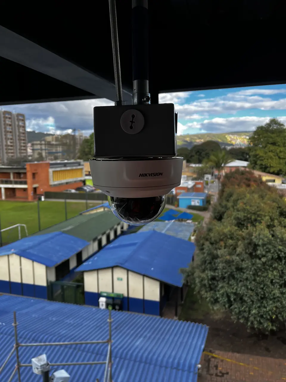 Cámara domo instalada en altura cubriendo el perímetro de unas instalaciones