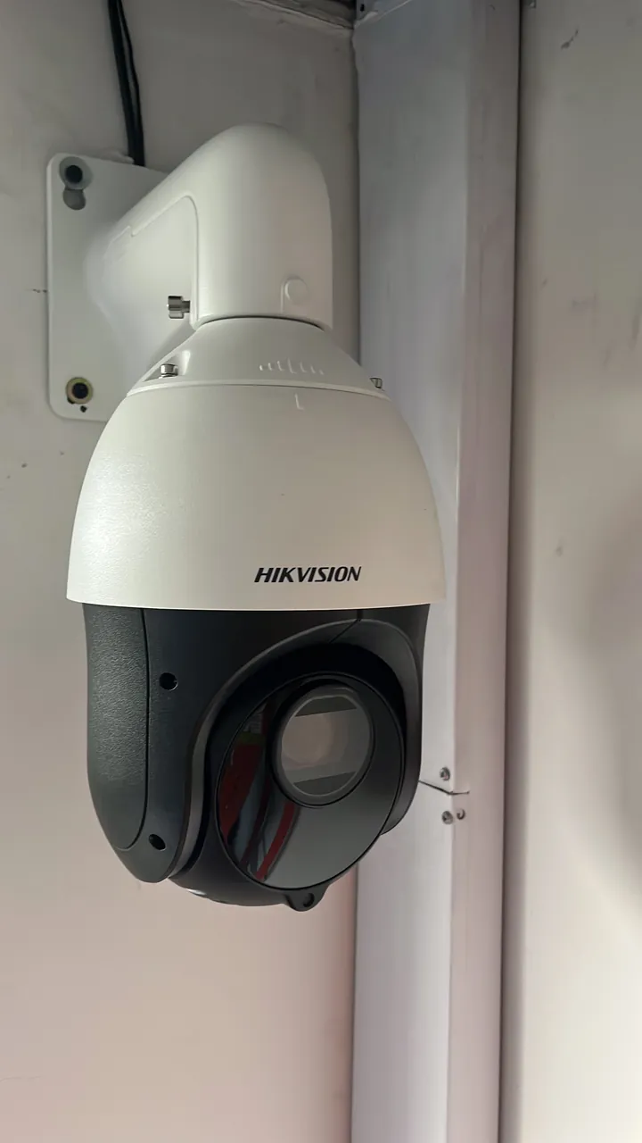 Cámara PTZ Hikvision instalada en soporte de pared