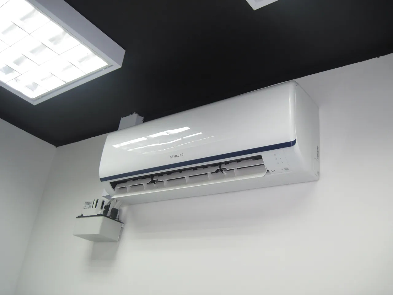Equipo de aire acondicionado instalado en un cuarto técnico