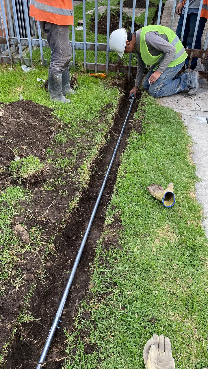 Instalación de tubería eléctrica en zanja exterior por el equipo de RSI