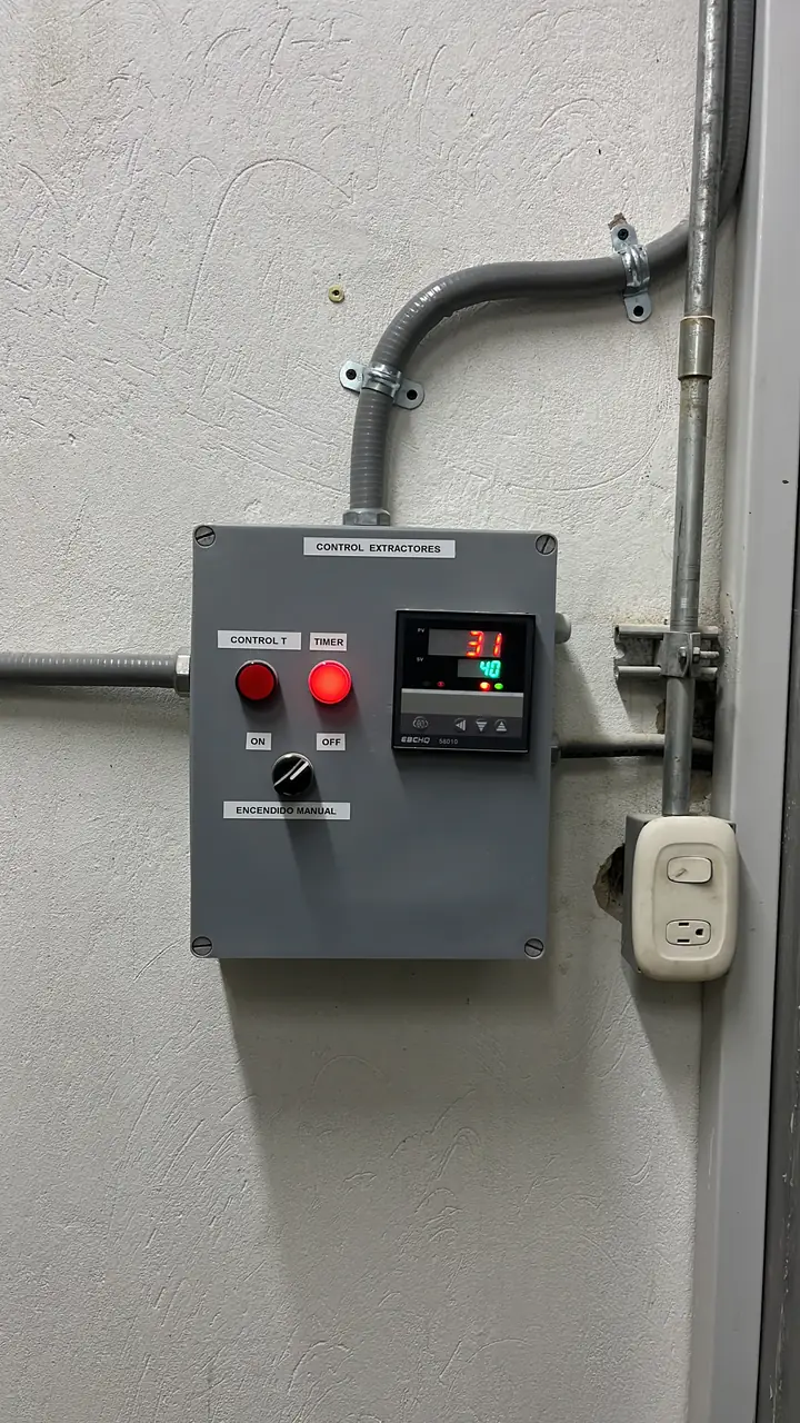 Tablero de control de extractores con controlador de temperatura y mando manual