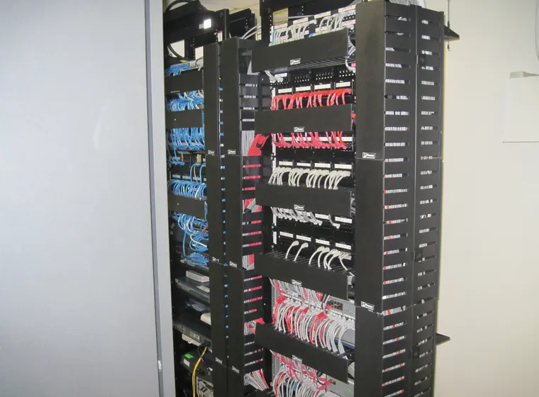 Rack de comunicaciones peinado y rotulado con organizadores Panduit en el centro de datos de L'Oréal Colombia
