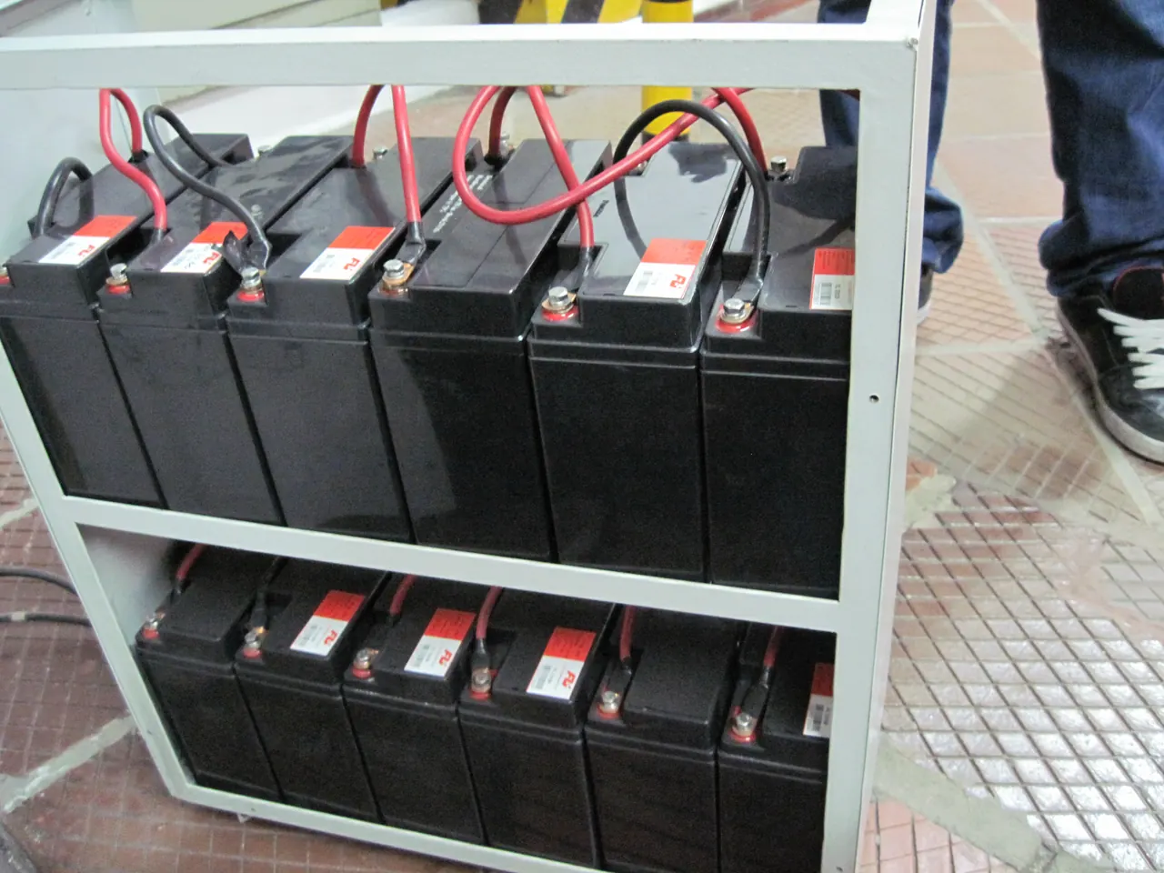 Banco de baterías selladas montado en rack, cableado en serie con sus protecciones