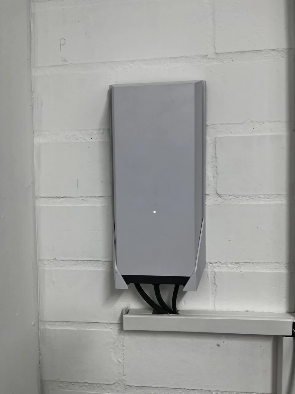 Router de Starlink montado en la pared del cuarto técnico, con los cables ordenados y bajando por canaleta